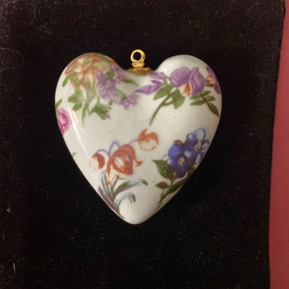 Vintage Porcelain Painted Floral Heart Pendant - Picture 4 of 4